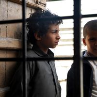 Des enfants attendent que leurs soient distribué un Iftar par l'aide humanitaire, à Sanaa, pour le ramadan.