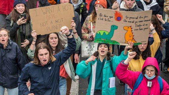 Manifestation pour le climat « Look up » à Toulouse, 12 mars 2022 appelant les candidats à la présidentielle à prendre en compte l’urgence climatique. ©AFP - FRED SCHEIBER / AFP