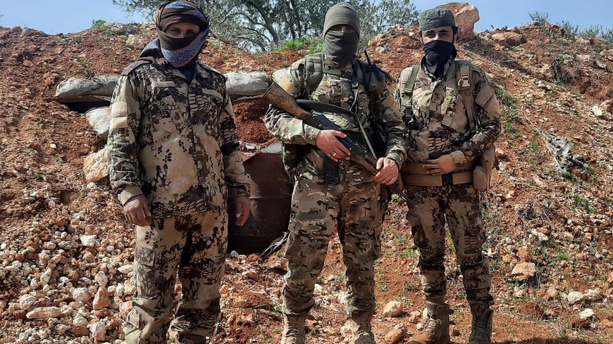Combattants de Hayat Tahrir Al-cham sur la ligne de front avec le régime.
