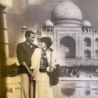Nadine Trintignant avec Alain Corneau devant le Taj Mahal (Inde)