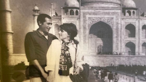 Nadine Trintignant avec Alain Corneau devant le Taj Mahal (Inde) - Archives privées Nadine Trintignant