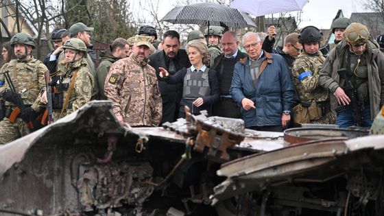 Ursula von der Leyen et Josep Borrell à Boutcha, au nord-ouest de Kiev, le 8 avril 2022. ©AFP - SERGEI SUPINSKY