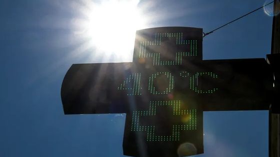 Thermomètre d'une pharmacie à Lille, le 27 juillet 2018, indiquant 40 °C. Ce record de température bat celui des 36,6°C, lors de la canicule de juillet 2003. ©AFP - La canicule 2003 avait suscité des controverses autour de la surmortalité. - DENIS CHARLET / AFP