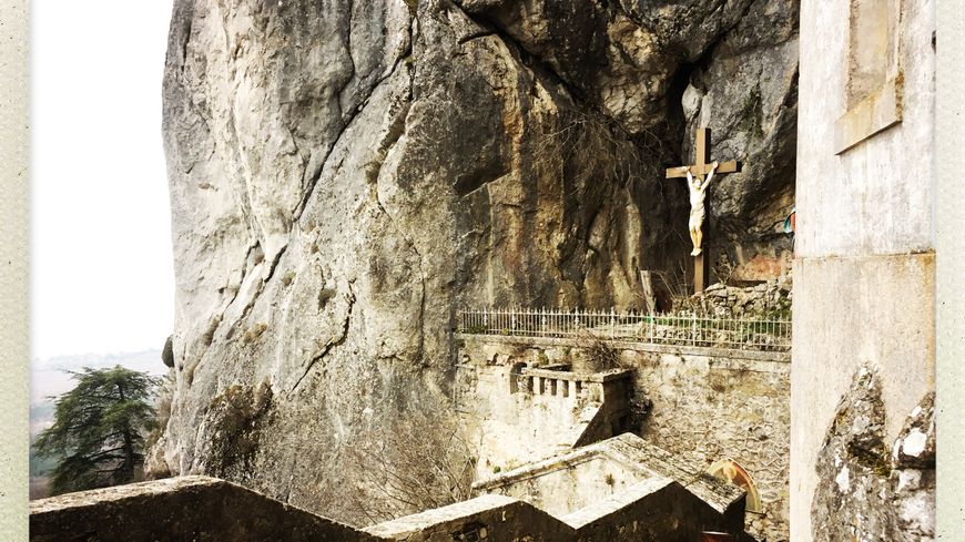 Dernières marches avant l'accès à la grotte de la Sainte-Baume