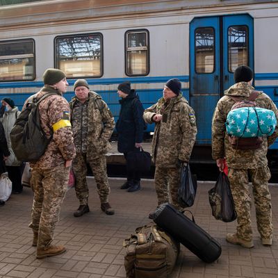 Un groupe de soldats volontaires à Lviv, le 11/03/2022.