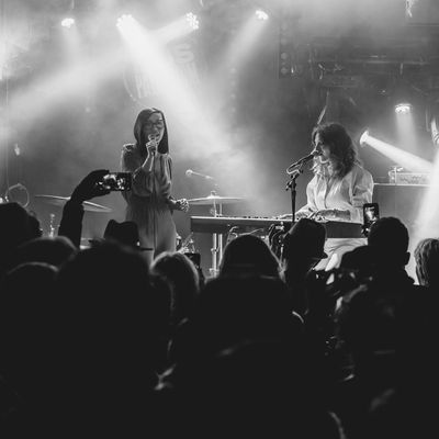 Le groupe Brigitte donnant un concert au Bus Palladium