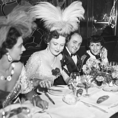 Nadia Gray, Bernard Blier et Marie Dubas dinant au 'Maxim's', le 13 octobre 1949, à Paris