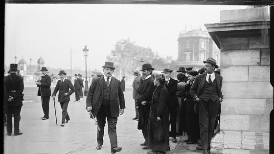 En 1921, lors de ouverture de la Chambre, le député Edouard Herriot arrive au Palais Bourbon à Paris. - via Gallica, BNF, Agence Rol