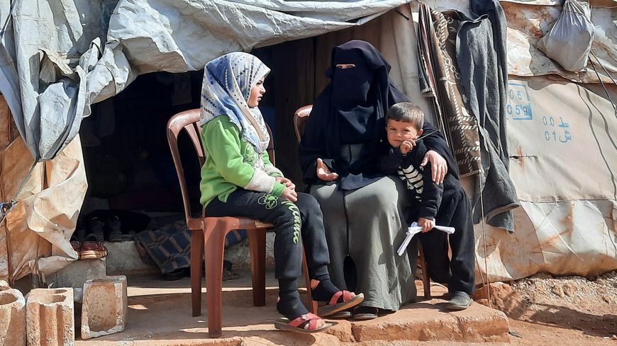 Amné devant sa tente. Au nord-ouest de la Syrie, la province d’Idlib.