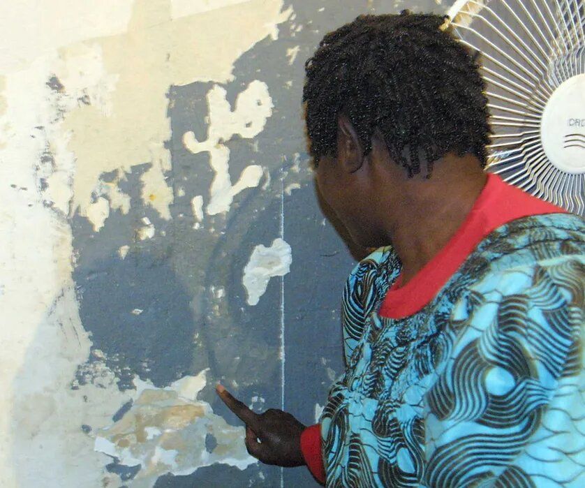Nov. 2001: Une maman montre les murs recouverts d'une peinture à base de plomb qui est la cause de 5 cas de saturnisme dépistés dans le centre de Bordeaux