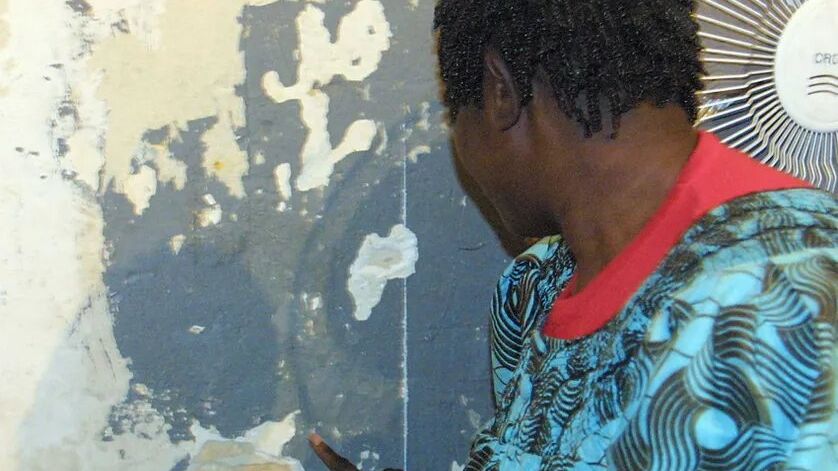 Nov. 2001: Une maman montre les murs recouverts d'une peinture à base de plomb qui est la cause de 5 cas de saturnisme dépistés dans le centre de Bordeaux