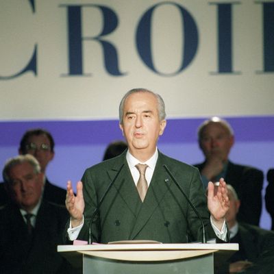 Face à Jacques Chirac, Edouard Balladur apparaît trop déconnecté de la réalité des français et échoue à la présidentielle en 1995