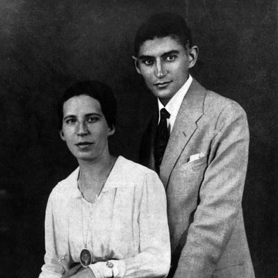 Franz Kafka posant avec sa fiancée Felice Bauer - 1917