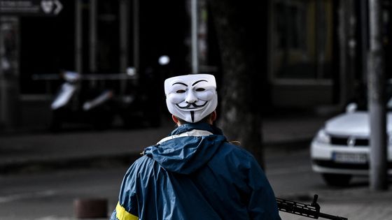 Un soldat ukrainien porte un masque d'anonymous ©AFP - Messinis