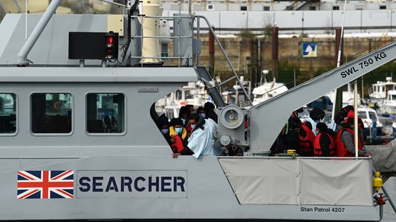 Migrants et réfugiés récupérés par les gardes-côtes britanniques lors de leur tentative de traverser la Manche, hier dans le port de Douvres. ©AFP - Glyn KIRK / AFP