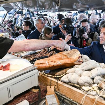 Emmanuel Macron sur le marché de Barbazan-Debat dans la semaine qui a suivi sa réélection