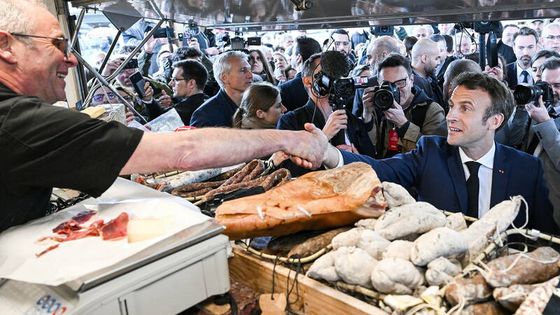 Emmanuel Macron sur le marché de Barbazan-Debat dans la semaine qui a suivi sa réélection - Caroline Blumberg