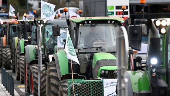Les agriculteurs protestent contre les supermarchés et leurs négociants ©AFP - Damien Meyer