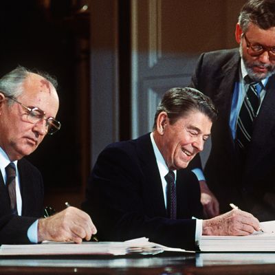 Signature du traité sur les forces nucléaires à portée intermédiaire le 8 décembre 1987 entre R. Reagan et M. Gorbatchev.