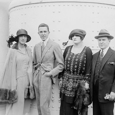 François Coty, son épouse, sa fille et son gendre, Paul Dubonnet, en 1918.