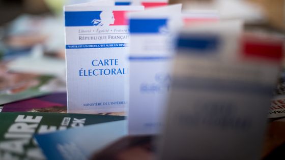 Photo de cartes électorales ©AFP - 080_HL_SFERRERYULIANTI_1715852.jpg