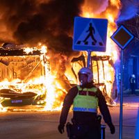 Samedi, des protestations ont éclaté dans différents quartiers de Malmö, avec des lancers de pierre et de cocktails Molotov contre la police
