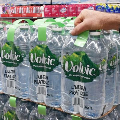 Le rayon des bouteilles d'eau d'un centre commercial.