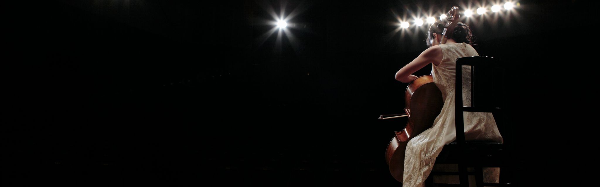 Femme violoncelliste sur scène