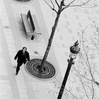 Jean-Michel Wilmotte sur les Champs-Elysées réaménagés par lui en 1994