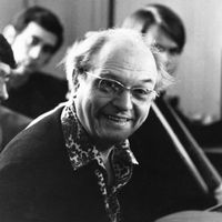 Extrait du film 'Olivier Messiaen et les oiseaux' réalisé par Denise Tual, montrant le compositeur et organiste au conservatoire avec ses élèves, le 14 mai 1973