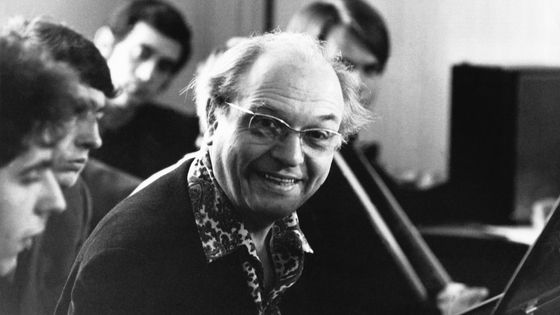 Extrait du film 'Olivier Messiaen et les oiseaux' réalisé par Denise Tual, montrant le compositeur et organiste au conservatoire avec ses élèves, le 14 mai 1973 ©Getty - MALI/Gamma-Rapho