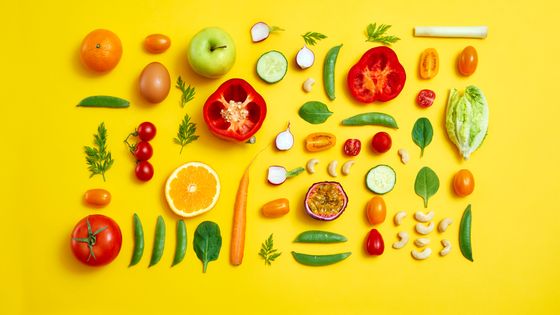 Légumes, fruits, feuilles, sur fond jaune ©Getty - Andriy Onufriyenko
