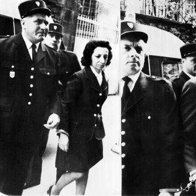 29 mai 1972, Bernard Cousty et Yvette Balaire arrivent menottés au palais de justice de Limoges