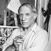 Pablo Picasso dans son studio à Paris.