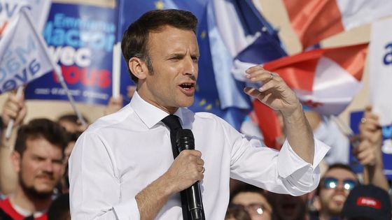 Emmanuel Macron en campagne pour sa réélection, le 16 avril 2022 à Marseille. - LUDOVIC MARIN / AFP