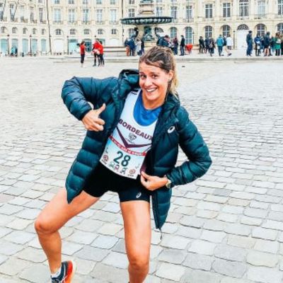 Maéva Danois dans les rues de Bordeaux