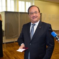 François Hollande répond aux journalistes après avoir voté à Tulle (Corrèze) pour le second tour de la présidentielle le 24 avril 2022