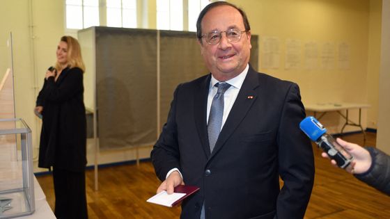 François Hollande répond aux journalistes après avoir voté à Tulle (Corrèze) pour le second tour de la présidentielle le 24 avril 2022 ©AFP - Pascal LACHENAUD