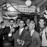 Des Algériens de Paris célèbrent en famille l'indépendance de l'Algérie le 5 juillet 1962 dans le quartier de la Goutte d'Or. Crédits : UPI / AFP