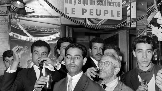 Des Algériens de Paris célèbrent en famille l'indépendance de l'Algérie le 5 juillet 1962 dans le quartier de la Goutte d'Or. Crédits : UPI / AFP