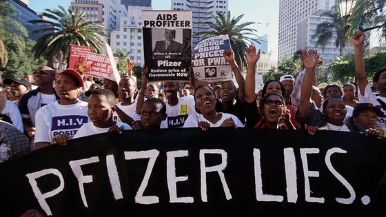 L’industrie pharmaceutique est accusée de pratiquer des prix rédhibitoires pour les pays pauvres et de se servir des malades du tiers monde comme cobayes. ©Getty - Photo prise à Durban, 9 juil. 2000, manifestation, lors de la 13e conférence internationale sur le sida, par Louise Gubb/CORBIS SABA/Corbis via Getty Images