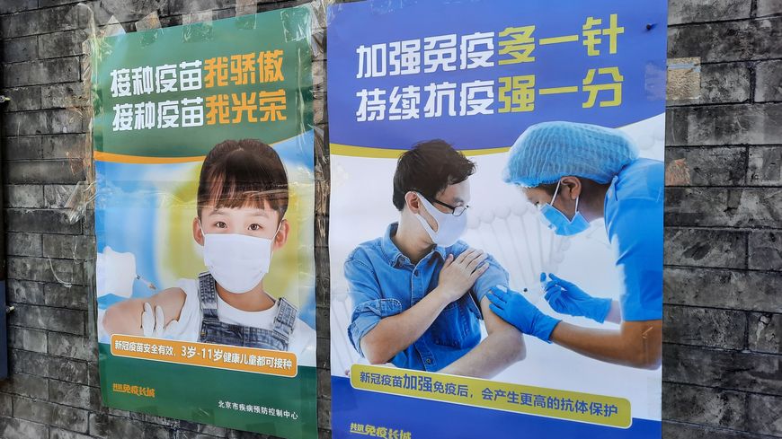 Appel à se faire vacciner dans une rue de Pékin, en janvier 2022.