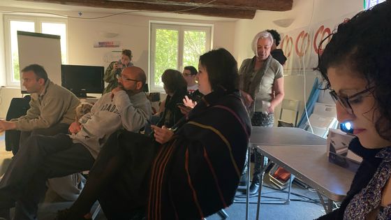 Les militants de la France Insoumise rassemblés dans leur local marseillais au soir du second tour de l'élection présidentielle. ©Radio France - Julie Pacaud