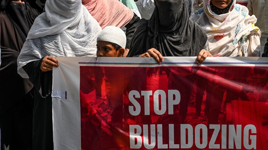Des manifestantes défilent à Kolkata (ex Calcutta) le 22 avril pour dénoncer la politique du bulldozer contre les musulmans.