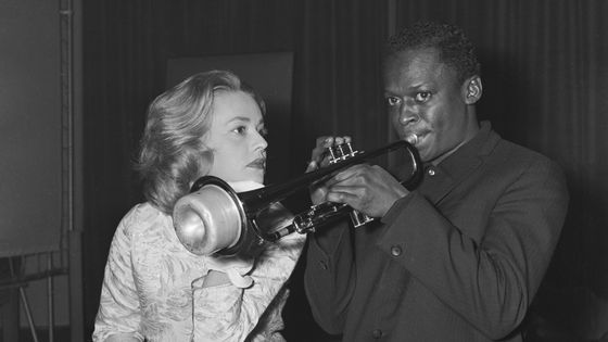 Jeanne Moreau écoute l'air que Miles Davis a composé pour le film de Louis Malle ©Getty - Keystone-France
