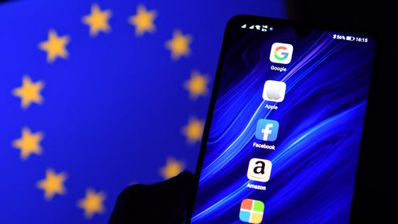 Les GAFAM au premier plan du drapeau européen ©AFP - AFP
