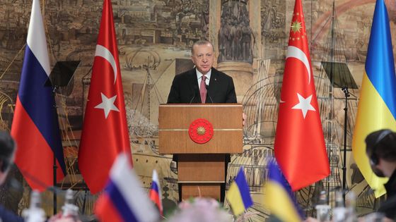 Le président turc Recep Tayyip Erdogan ouvre les pourparlers ukraino-russes, à Istanbul, le 29 mars 2022. ©AFP - UKRAINIAN PRESIDENTIAL PRESS SERVICE / AFP