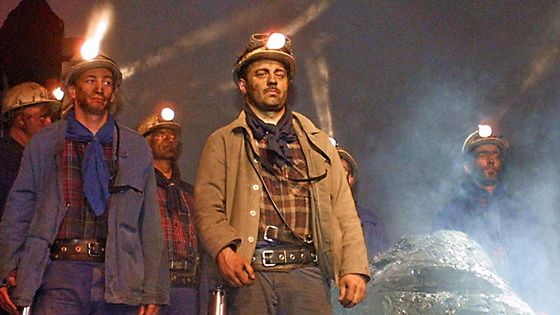 Des mineurs remontent du puits de La Houve, dernière mine de charbon en activité en France en 2004 ©AFP - JEAN-CHRISTOPHE VERHAEGEN