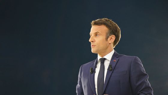 Emmanuel Macron à La Défense Arena lors de son premier grand rassemblement politique pour l'élection présidentielle française de 2022 ©AFP - FREDERIC PETRY / HANS LUCAS / HANS LUCAS VIA AFP