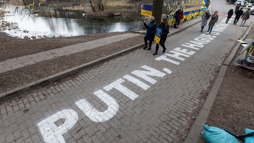 "Poutine, la Haye vous attend", au sol près de l'ambassade de Russie le 3 mars 2022 à Vilnius.